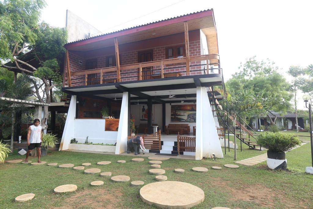 Eco Hotel Black & White - Anuradhapura Mihintale Luaran gambar