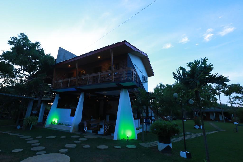 Eco Hotel Black & White - Anuradhapura Mihintale Luaran gambar