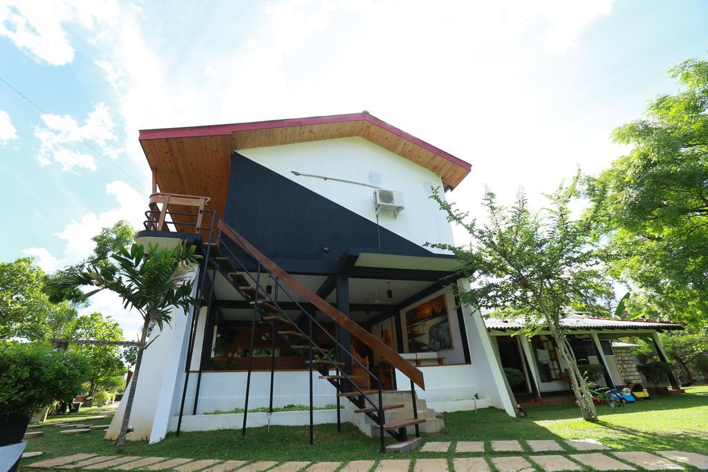 Eco Hotel Black & White - Anuradhapura Mihintale Luaran gambar