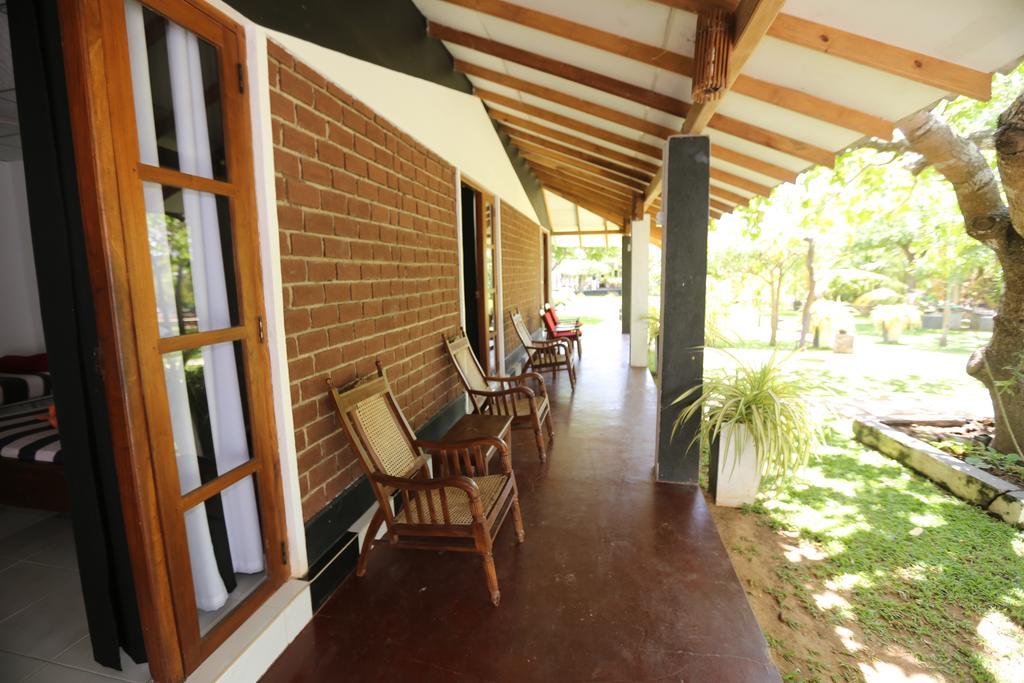 Eco Hotel Black & White - Anuradhapura Mihintale Luaran gambar