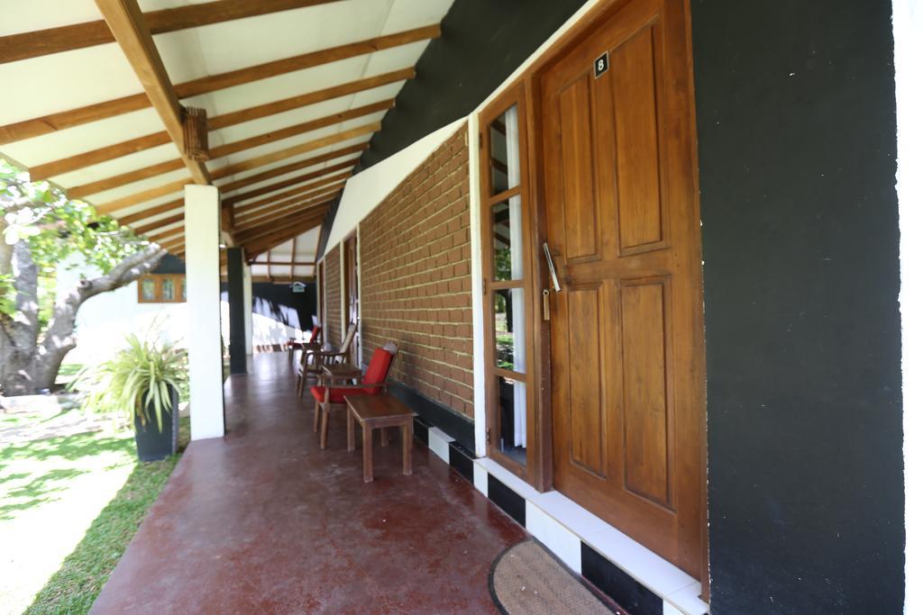 Eco Hotel Black & White - Anuradhapura Mihintale Luaran gambar