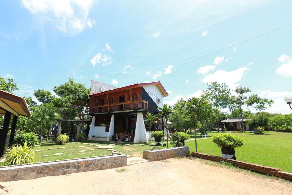 Eco Hotel Black & White - Anuradhapura Mihintale Luaran gambar