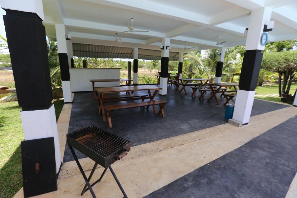 Eco Hotel Black & White - Anuradhapura Mihintale Luaran gambar