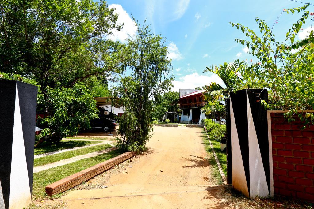Eco Hotel Black & White - Anuradhapura Mihintale Luaran gambar