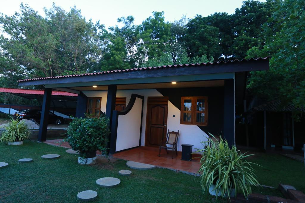 Eco Hotel Black & White - Anuradhapura Mihintale Luaran gambar