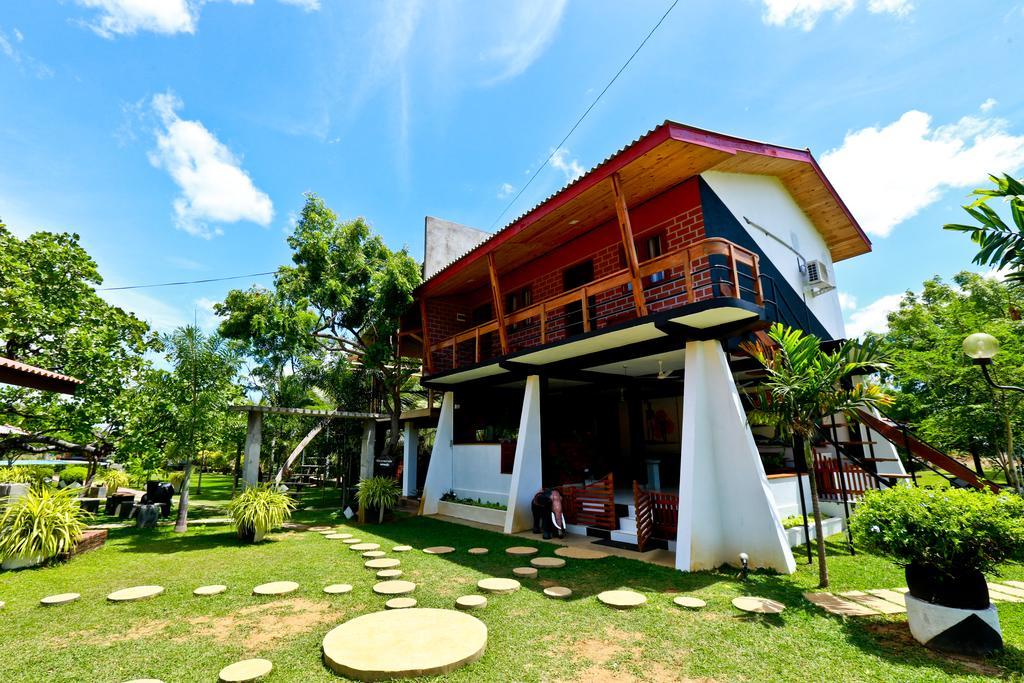 Eco Hotel Black & White - Anuradhapura Mihintale Luaran gambar