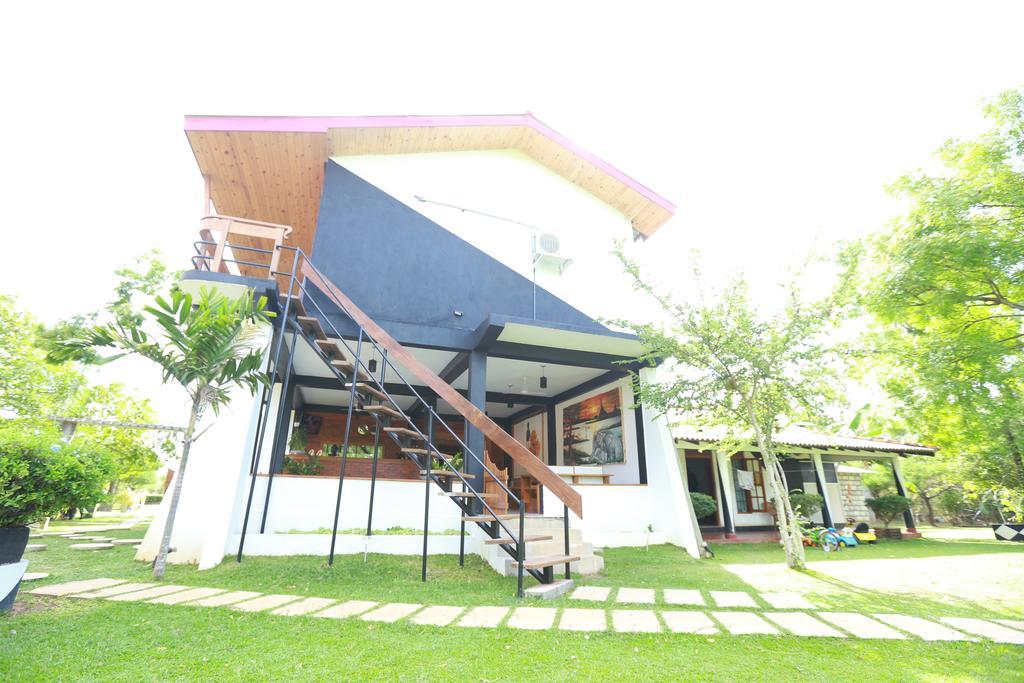 Eco Hotel Black & White - Anuradhapura Mihintale Luaran gambar